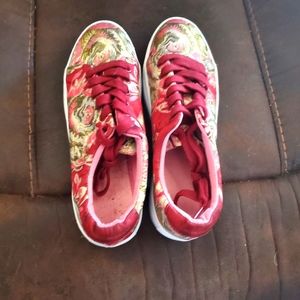 Beautiful rose and gold Isaac Mizrahi tennis shoes